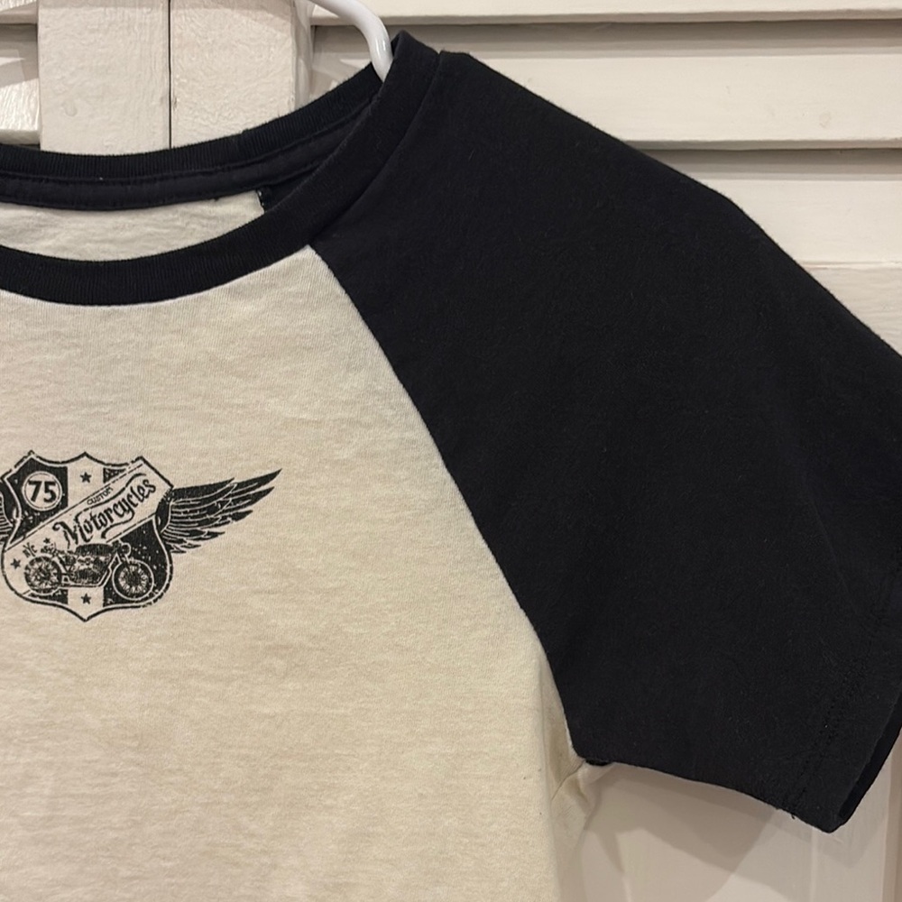 Black and White Cropped Graphic Tee - Picture 5 of 6